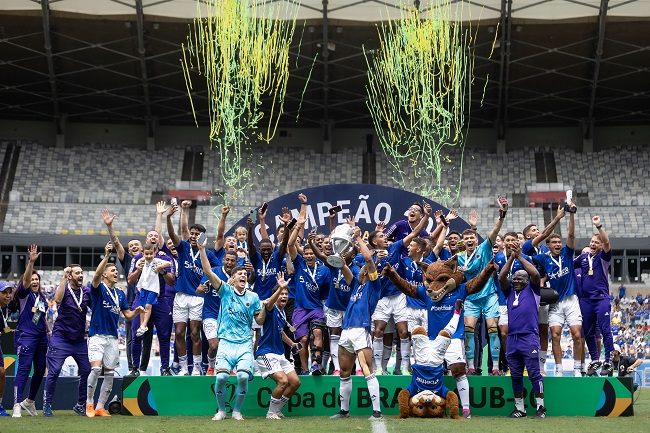 <h3>Com dois gols de Fernando, Cruzeiro vence o Grêmio e fica com o título da Copa do Brasil sub20</h3>O Cruzeiro é o novo campeão da Copa do Brasil sub20. Em partida única, disputada na manhã deste domingo (15), a Raposa recebeu o Grêmio, venceu por 2x0 e ficou com o título.&nbsp;<br><br>Os gols do jo...
